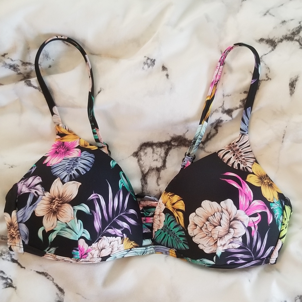 Floral on black push up bikini top!💐👙